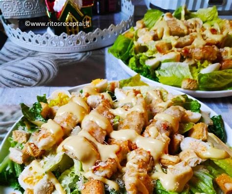 paruoštos Cezario salotos su vištiena ir skrebučiais lėkštėje