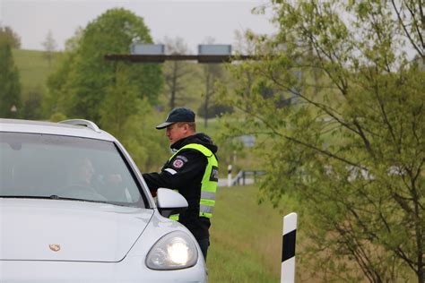 nuotrauka, vaizduojanti paauglį, sunkiai užmiegantį