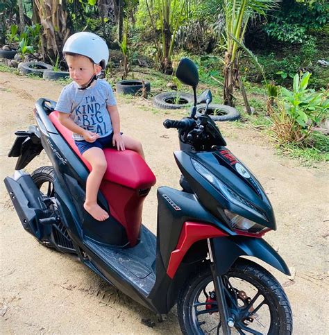 Šeima su motoroleriu Tailande