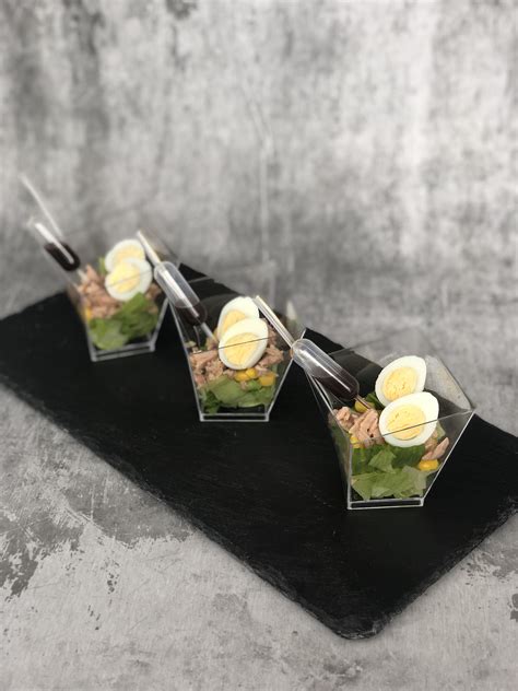 Stiklainis su marinuotais putpelių kiaušiniais ir prieskoniais