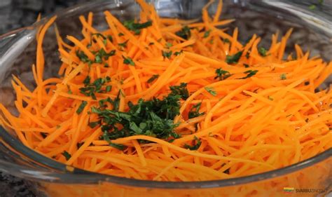 Įvairūs morkų salotų priedai