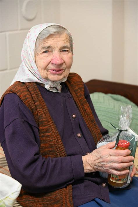 Globos namų interjeras su gyventojais