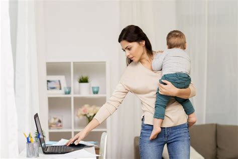 Darbuotojas ir darbdavys kalbasi apie grįžimą į darbą po atostogų