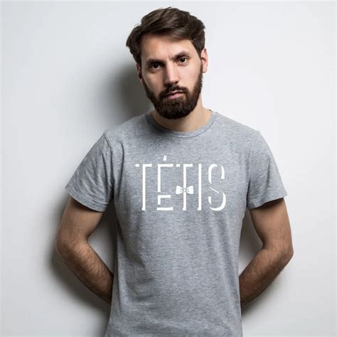 tėtis nešioja kūdikį