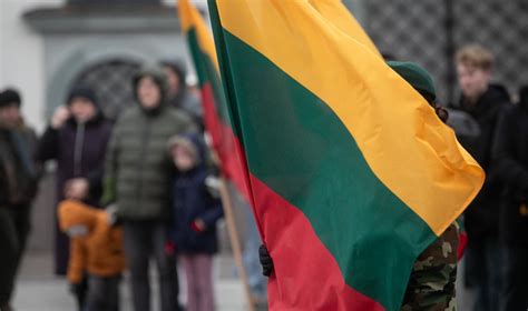 Valdo Adamkaus portretas su Lietuvos vėliava