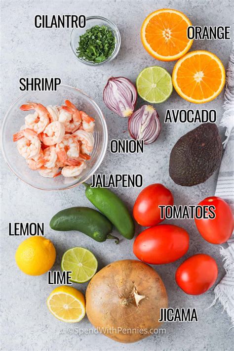 Įvairūs ingredientai krevečių salotoms