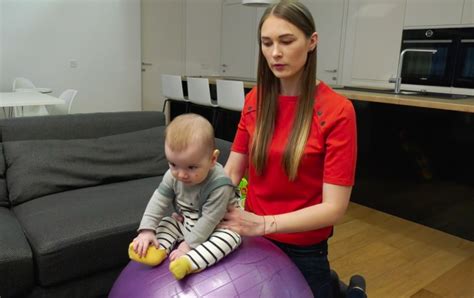 Kūdikis ant jogos kamuolio, lavinantis pusiausvyrą