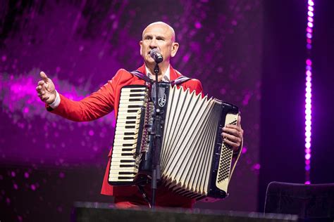 Nuotrauka iš jaunystės, kurioje Edmundas Kučinskas groja gitara