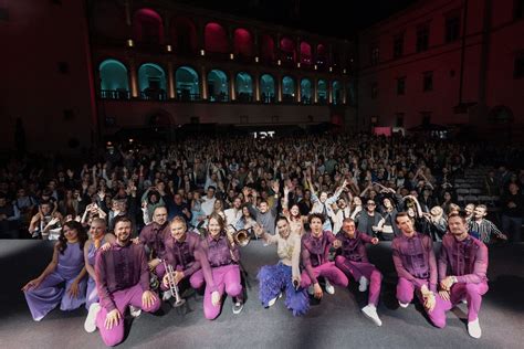 Nuotrauka, vaizduojanti du brolius Kučinskus ant scenos