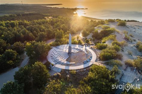 Saulės laikrodis su užrašu „Carpe Diem“ viršuje