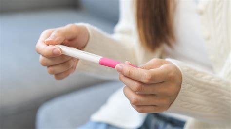 Moters ranka laiko nėštumo testą