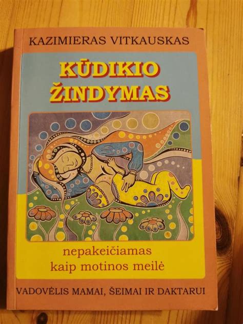 gydytojas Kazimieras Vitkauskas su knyga