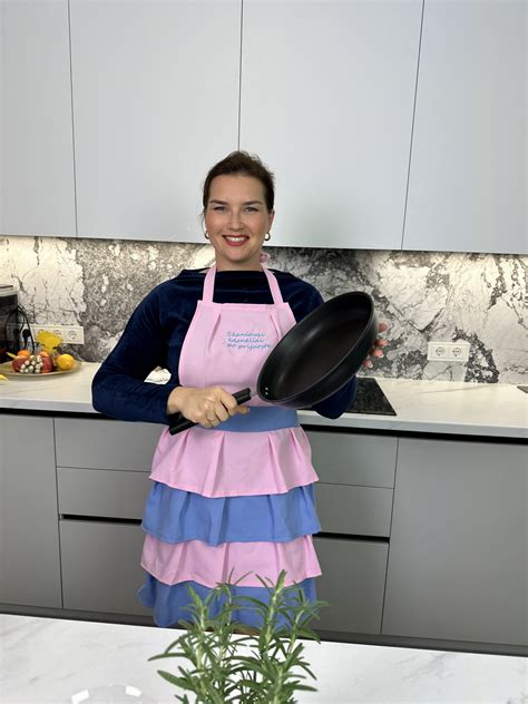 Indelis su spanguolėmis ir stiklinė sulčių