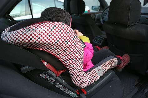 naujagimio tvirtinimas automobilinėje kėdutėje
