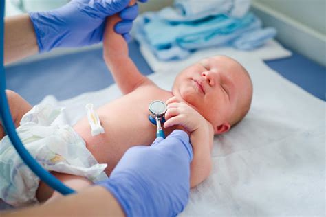 gydytojas apžiūri vaiko odą