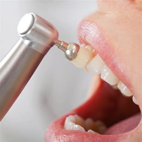 Vaikas, kuriam atliekama profesionali burnos higiena