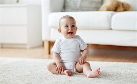 Kūdikis ropoja ant grindų