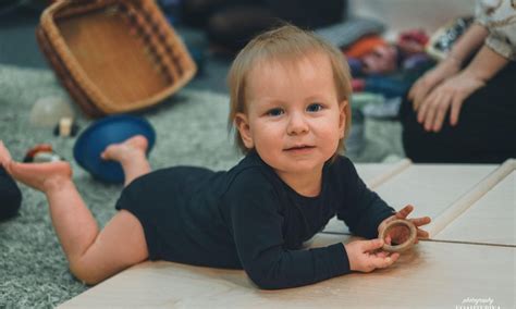 Kūdikis bando atsistoti