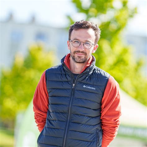 Tėvai daro masažą kūdikiui