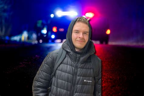 Jaunas vaikinas švenčia 16-ąjį gimtadienį su draugais