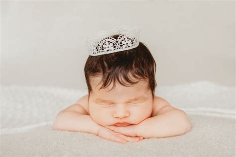 naujagimio fotosesija studijoje