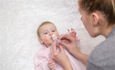 Vaiko nosies valymas aspiratoriumi