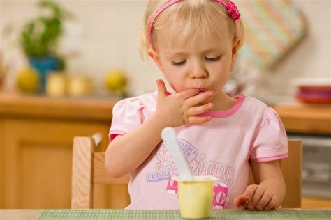 vaikas valgantis iš šaukštelio