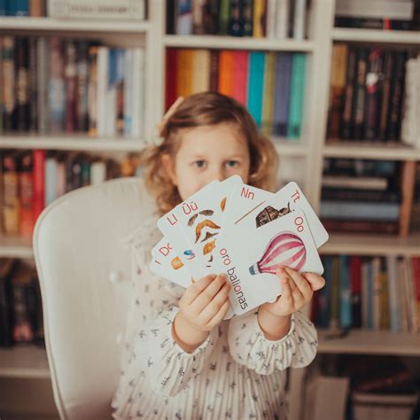 vaikas ir taupymo dėžutė