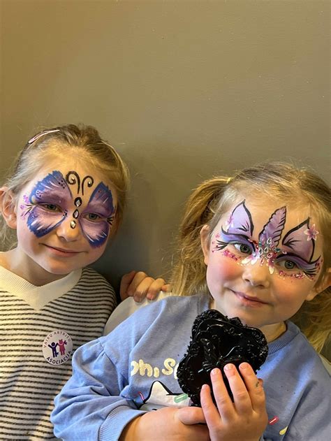 vaikai su drugelio piešiniu ant veido