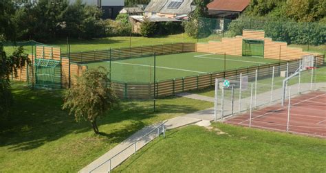 Futbolo aikštelė su vaikais