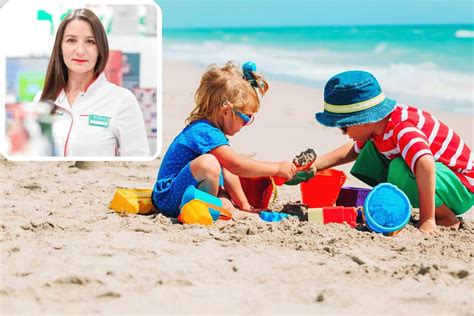 vaikas su saulės kremu paplūdimyje