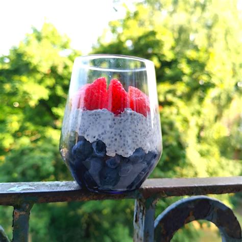 Stiklinė su jogurtu ir šviežiomis uogomis