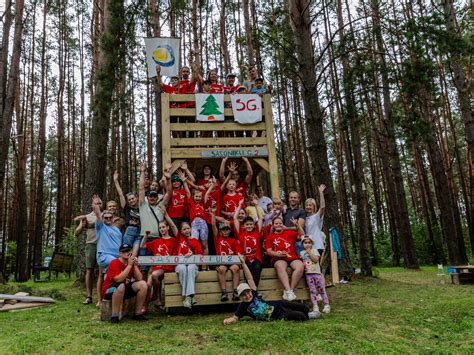Vaikai, dalyvaujantys kūrybinėse dirbtuvėse Palangoje