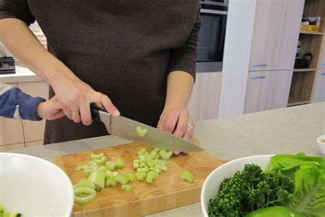 vaikas padeda gaminti maistą