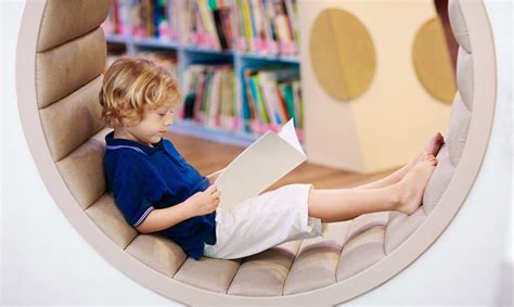 vaikas skaito pasaką