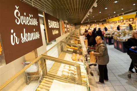 paauglys dirba parduotuvėje