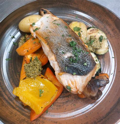 Keptas lašišos filė su daržovėmis