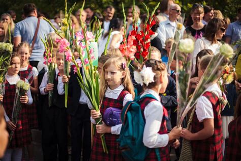 vaikas mokykloje su mokytoju