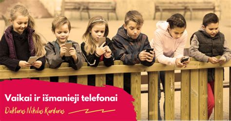 Vaikai, žaidžiantys lenktynių žaidimus planšetiniame kompiuteryje