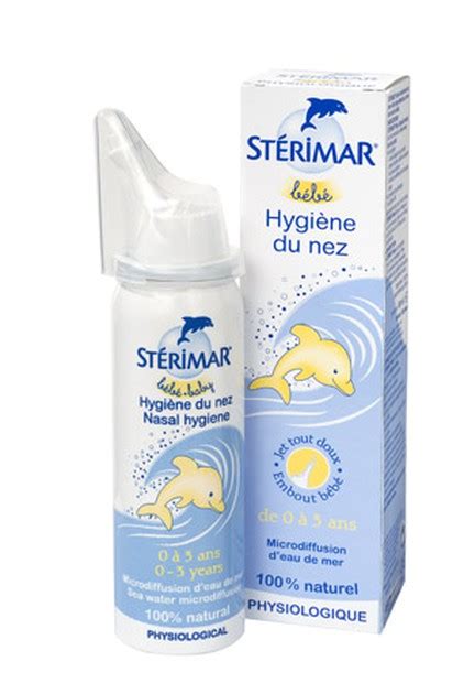 Vaikas naudoja jūros vandens purškalą nosiai