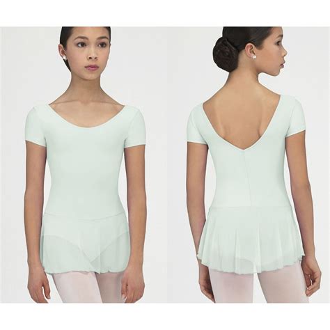 Mergaitė šokio pozicijoje su sijonu