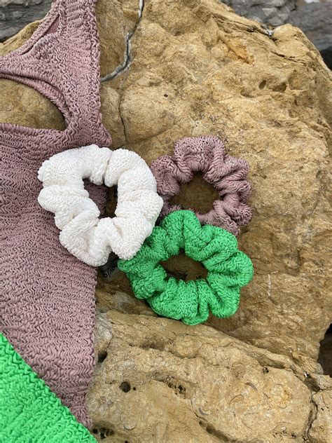 Įvairios plaukų gumytės ir tinklelis šokėjai