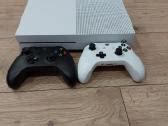 Xbox One konsolė ir žaidimų pulteliai