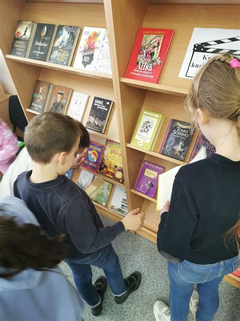 vaikų knygų lentynos bibliotekoje