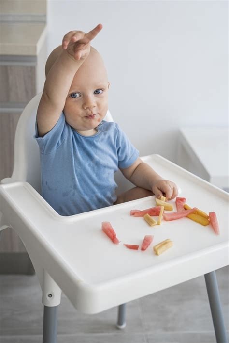 Kūdikis valgo tyrelę