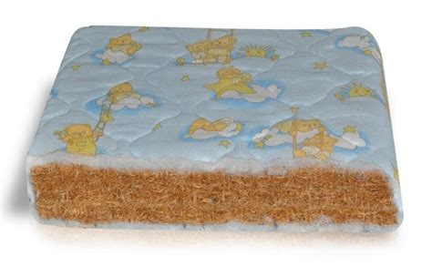 Kūdikio miegojimas ant kokoso čiužinio