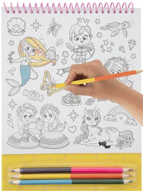 Vaikas su spalvinimo knygele ir pieštukais