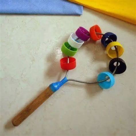 vaikai daro muzikos instrumentus iš buitinių daiktų