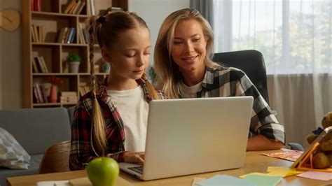 vaikai atlieka chemijos eksperimentus su spalvotomis skysčiais