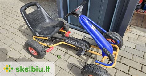Vaikiškas automobilis su pedalais sovietmečio kieme